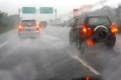 Đừng lạm dụng đèn khẩn cấp khi chạy dưới trời mưa to