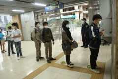 Hành khách xếp hàng mua vé tàu Cát Linh- Hà Đông sáng đầu tuần