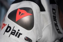 Lý do bộ phận bảo vệ của giáp Dainese được làm bằng titan và nhôm thay vì nhựa