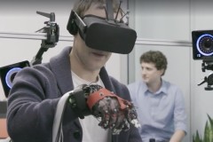 Mark Zuckerberg xuất hiện cùng với chiếc găng tay xúc giác 'đặc biệt'