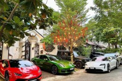 Nhà hết chỗ "chứa", vợ chồng Đoàn Di Băng để luôn loạt siêu xe, xe sang ở...ngoài cổng