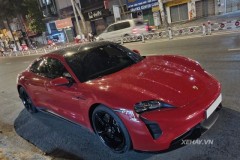 Sài Gòn: "Chạm mặt" Porsche Taycan Turbo - Mẫu xe điện được giới nhà giàu Việt yêu thích