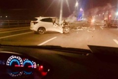 Tai nạn "kinh hoàng" trên cầu Nhật Tân: Honda HR-V nát tươm, may mắn là người lái an toàn