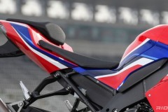 Tại sao yên Sport lại mỏng hơn so với naked?