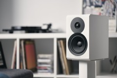 Dynaudio Emit 10: Một đôi bookshelf thú vị ẩn giấu sau vẻ ngoài “bé hạt tiêu”