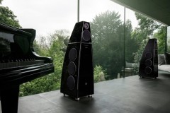 Meridian ra mắt loa cột active đầu bảng DSP8000 XE