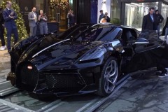 Bugatti La Voiture Noire: Hypercar “đắt nhất hành tinh” trở thành đồ trưng bày vào dịp Giáng sinh