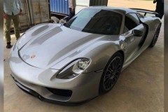 Sau 1 tháng đi máy bay, Porsche 918 Spyder thứ 2 trong container chờ ngày về tay đại gia Việt