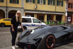 Supercar Blondie nhận "giấy phạt" của cảnh sát khi đang review siêu xe Terzo Millennio giữa phố