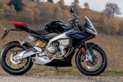 Không thua kém các “anh đại”, naked bike hạng trung Aprilia Tuono 660 nay cũng có bản Factory “xịn“