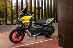 Thấy Honda “hái ra tiền” với dòng ADV, Aprilia cũng làm tay ga địa hình maxi scooter SR nhưng vượt trội về máy