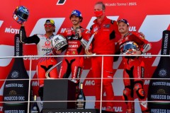 Valentino Rossi khép lại sự nghiệp với kỷ niệm đẹp, học trò Bagnaia có chiến thắng cuối cùng tại MotoGP 2021