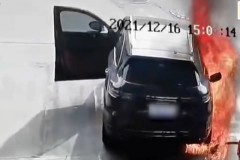 Châm lửa đốt Porsche Cayenne ngay trong trạm xăng khi vẫn còn người ngồi trên xe