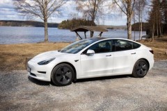 Đỡ đẻ thành công khi xe đang chạy nhờ vào hệ thống tự lái Autopilot của Tesla
