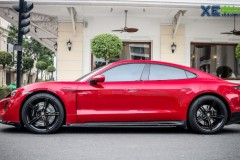 Đón mùa Giáng sinh và năm mới trên đường phố TP.HCM, Porsche Taycan Turbo nổi bần bật trong lớp áo đỏ rực