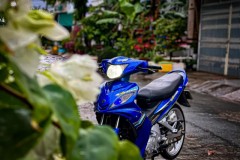 Exciter 135 với bộ cánh màu biển khoe dáng trong mưa