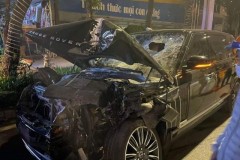Hà Nội: Xế sang Range Rover vỡ đầu vì đâm vào đuôi xe tải