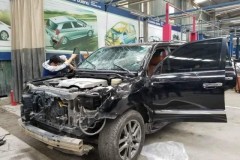 Lao thẳng vào chuồng lợn, chiếc Lexus LX 570 phải làm lại toàn bộ đầu xe, tốn hơn 700 triệu đồng