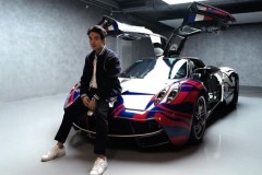 Minh "Nhựa" chụp ảnh cùng "tình cũ" Pagani Huayra ngay tại gara của người chủ mới?