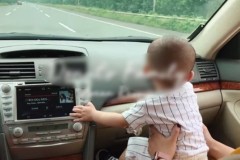 Nguy hiểm từ việc để con nhỏ ngồi vào lòng hoặc ghế trước ô tô