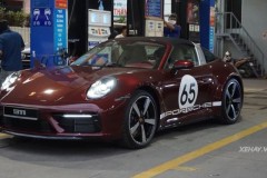 Sài Gòn: Porsche 911 Targa 4S Heritage Design bản giới hạn bị bắt gặp đi đổ xăng