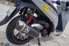 SH350i độ khủng bỏ bùa người xem bằng hệ thống ống xả lạ mắt