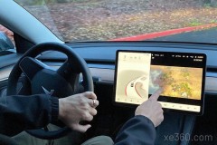 Tesla vấp phải tranh cãi khi cho phép vừa lái xe vừa chơi điện tử