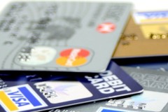 Thẻ ATM từ vẫn được lưu hành và rút tiền bình thường sau 31/12/2021