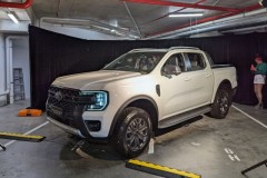 Chiêm ngưỡng Ford Ranger 2022 bản máy dầu V6 “bằng xương bằng thịt”