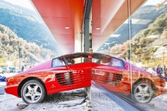 Cụ ông 82 tuổi lái chiếc Ferrari đâm thẳng vào trung tâm mua sắm