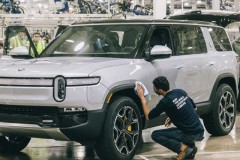 Hai chiếc Rivian R1S đầu tiên đã được bàn giao đến tay người dùng là CEO và CFO của hãng
