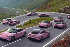 Khi các cung đường tràn ngập những chiếc Porsche Taycan màu hồng