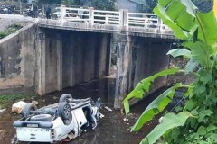 Xe bán tải lao khỏi cầu rồi lật ngửa khi tiếp đất, 4 người thương vong