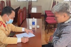 Thanh niên dùng chân điều khiển xe máy đi ngược chiều đường bị xử phạt gần 10 triệu đồng