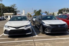 Toyota Camry 2022 ồ ạt cập bến Việt Nam, sẵn sàng ra mắt ngay giữa tháng 12 này?