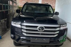 Toyota Land Cruiser 2022 được rao bán với giá 5,2 tỷ đồng vì chủ nhân muốn đổi màu xe