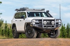 Toyota Land Cruiser 300 Series trông bụi bặm và dữ dằn hơn với gói độ off-road từ TJM