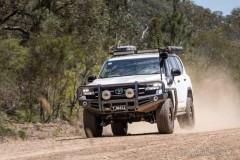 Toyota Land Cruiser hầm hố hơn với gói độ off-road từ TJM