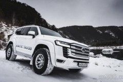 Toyota Land Cruiser phiên bản off-road mạnh mẽ trên nền tuyết