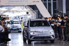 VinFast bàn giao lô xe ô tô điện VF e34 đầu tiên cho khách hàng