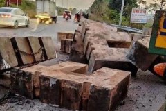 Xe đầu kéo đánh rơi khối bê tông làm người đi đường tử vong