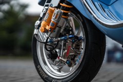 Bản độ Vespa Sprint sở hữu dàn chân 8 piston siêu kinh điển!
