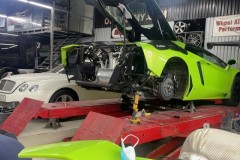 Lamborghini Aventador LP700-4 Roadster màu xanh cốm vừa về nước đã lập tức được "độ pô"