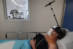 Đeo tai nghe VR trong khi phẫu thuật có thể làm giảm việc sử dụng thuốc gây mê