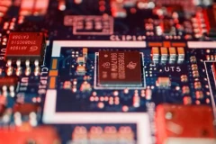 Trung Quốc tập hợp các công ty chip để đàm phán khẩn cấp sau khi Biden kiềm chế