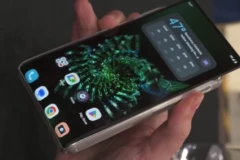 Mãn nhãn với chiếc điện thoại Motorola Rizr màn hình dài lạ thường