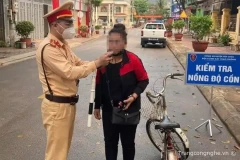 Phụ nữ đi xe đạp bị phạt vì vượt mức nồng độ cồn cho phép