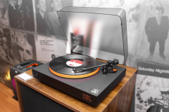 PGI giới thiệu bộ đôi sản phẩm JBL Authentics & JBL Spinner BT: Kết hợp hoài cổ và tính năng hiện đại