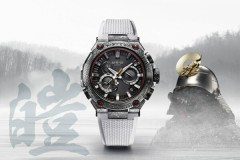 Casio cho ra mắt MR-G lấy cảm hứng từ mũ giáp Kabuto được chế tạo đặc biệt nhân dịp kỷ niệm 40 năm