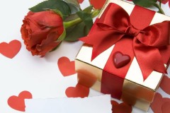 Quà 8/3 cho mẹ, cho vợ, người yêu - CellphoneS sale sốc 2024